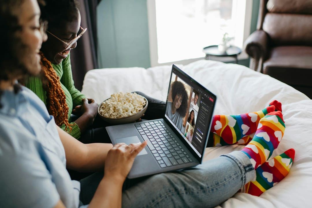Ordinateur portable affichant une vidéo en streaming