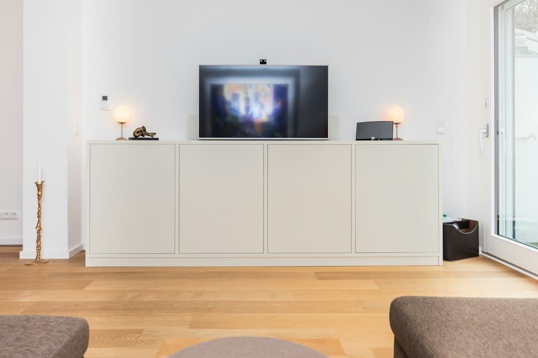 Smart TV dans un salon moderne, prête pour IPTV Smarters Pro